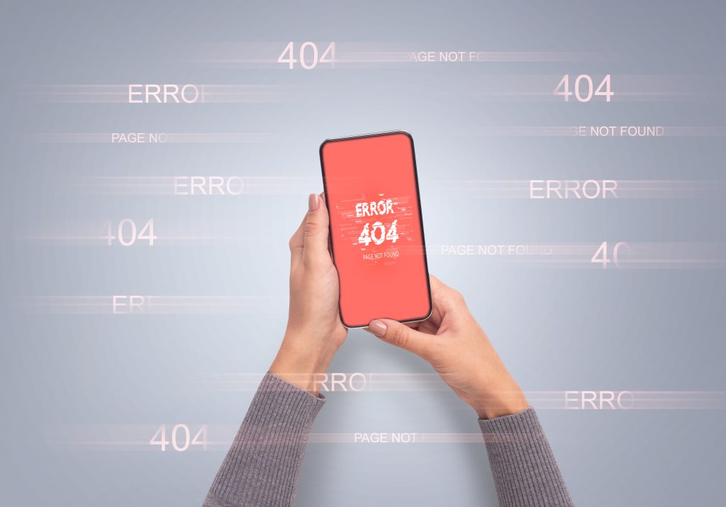 Mãos segurando um celular com tela aparecendo error 404